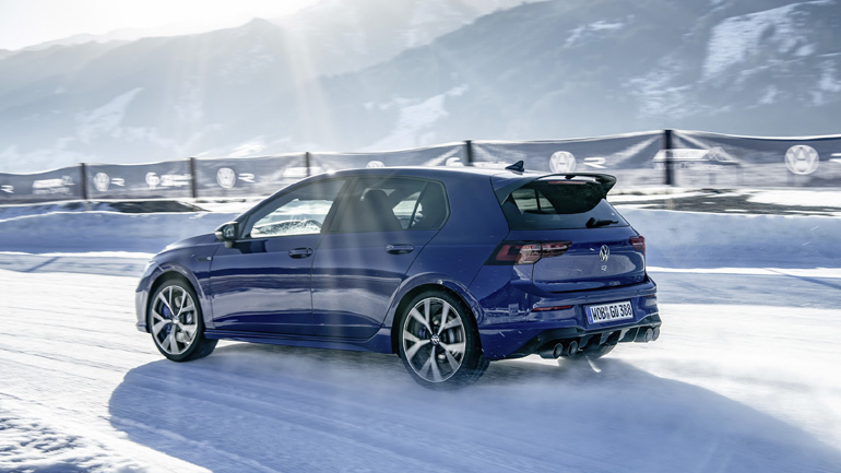 Κόντρες στο χιόνι με το VW Golf R των 320 ίππων